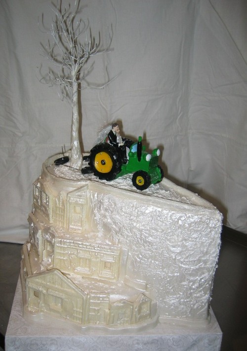 Трехъярусный Свадебный торт в виде крепости / замка с фигурками жениха и невесты на тракторе